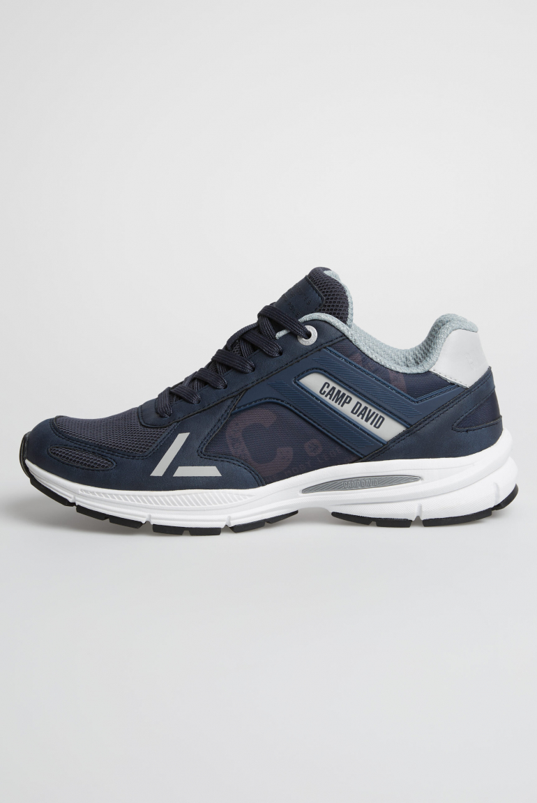 Sneaker mit Mesh- und Logo-Details