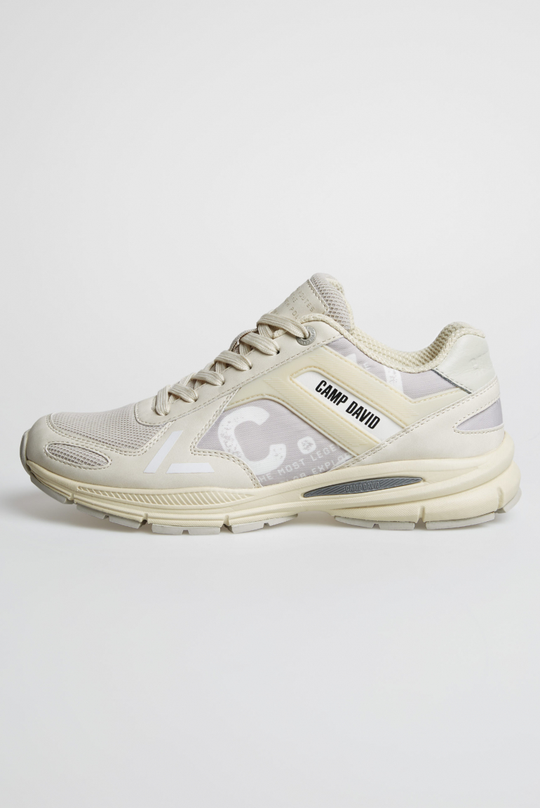 Sneaker mit Mesh- und Logo-Details