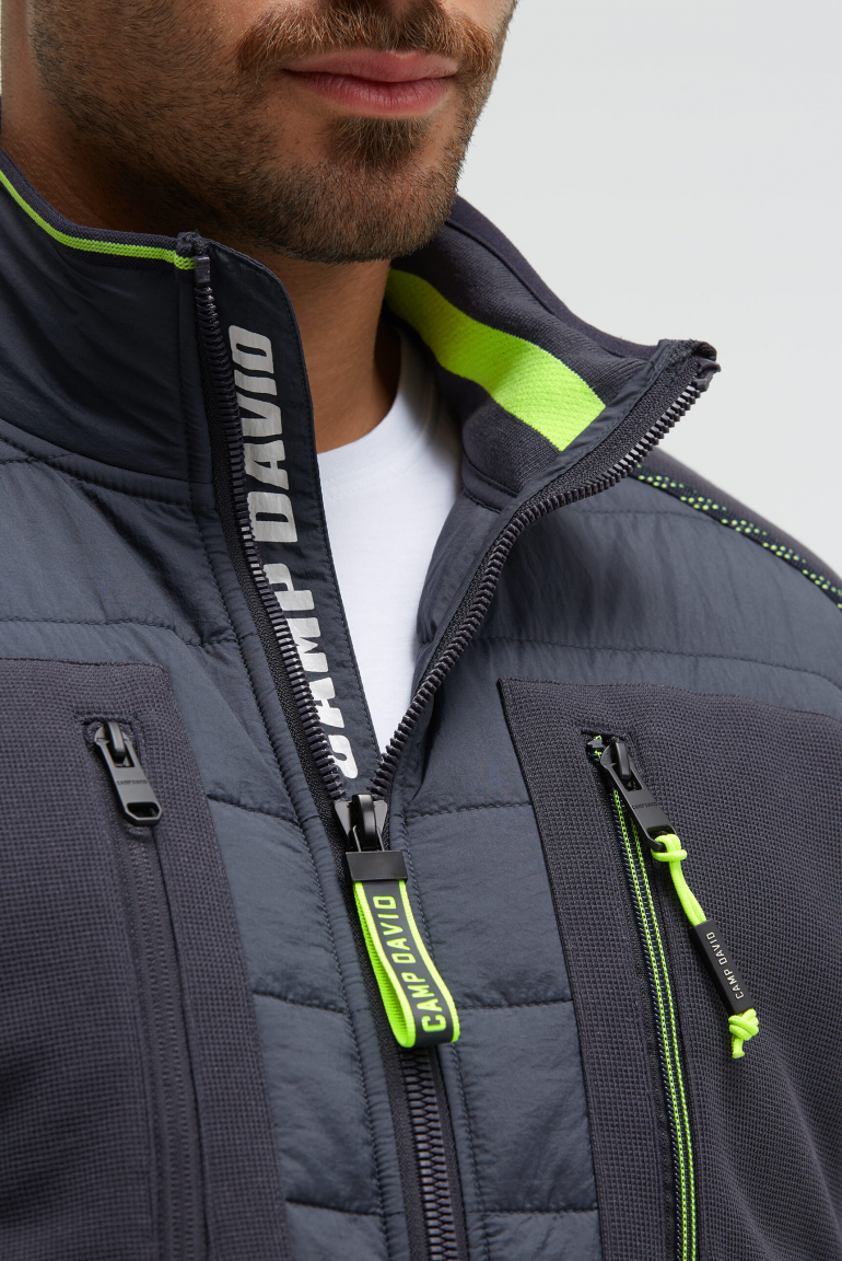 Strukturierte Fleecejacke im Materialmix