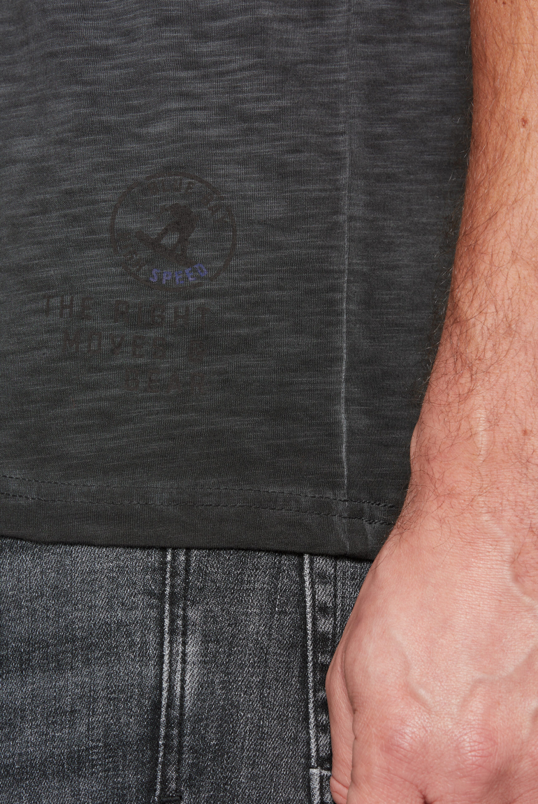T-Shirt Inside Oil Dyed mit V-Neck und Print