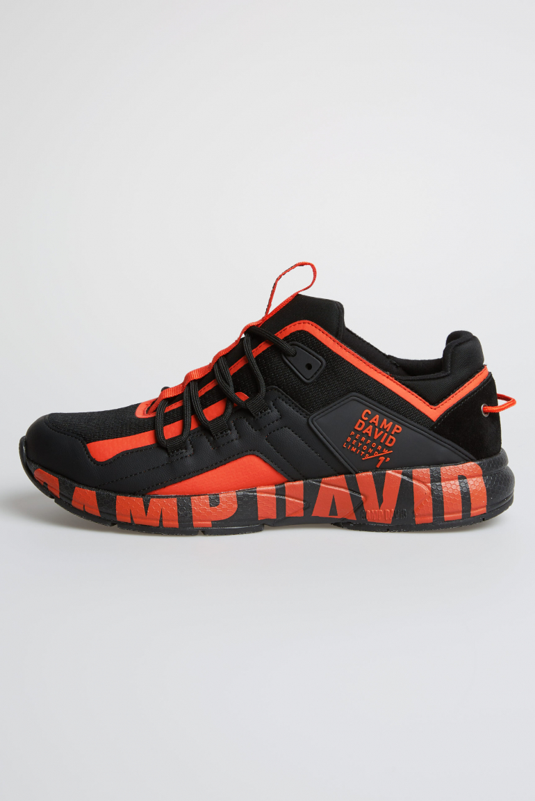 Urban Running Sneaker mit Logo Design