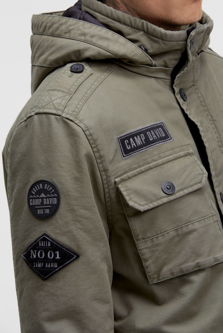 Wattierte Fieldjacket mit Klappentaschen und Kapuze