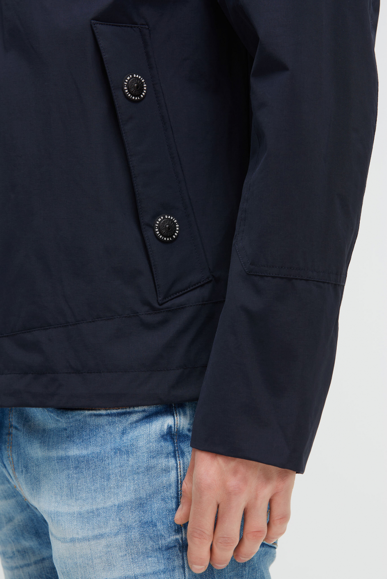 Wind- und Wetterjacke mit Kapuze
