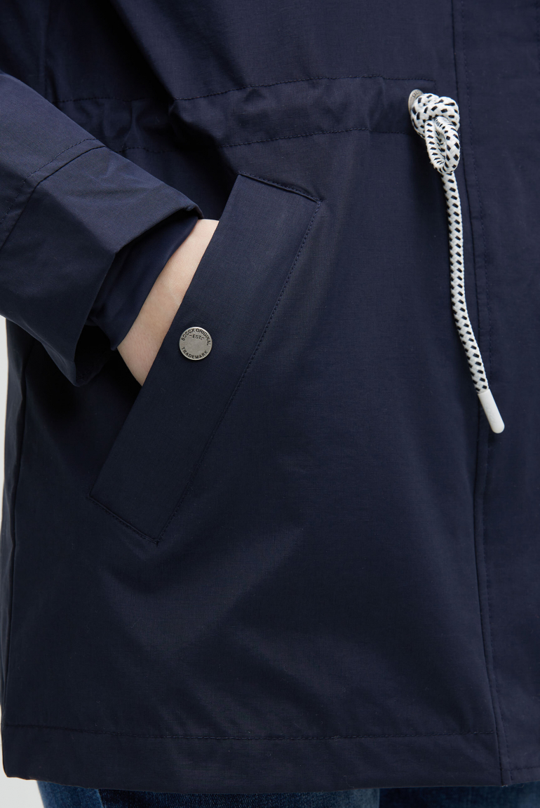 Wind- und Wetterjacke mit Kapuze