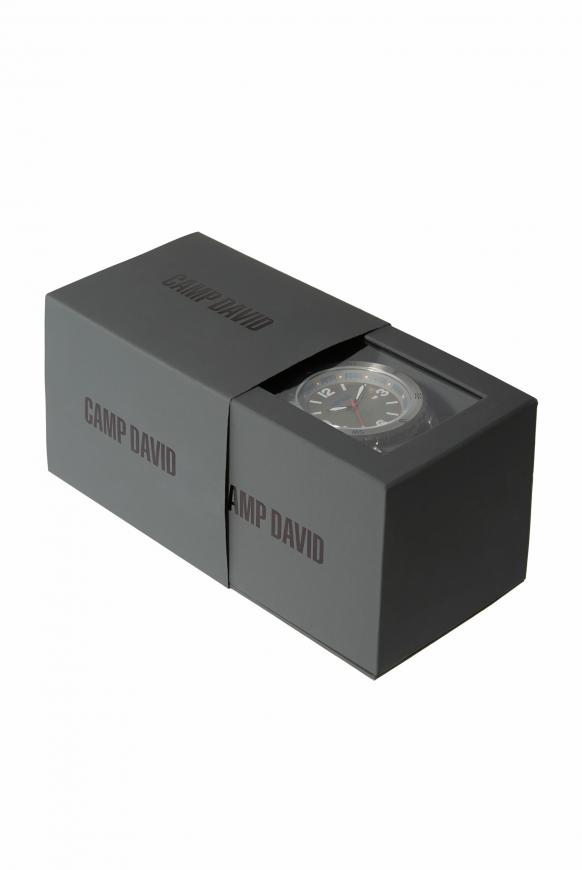 Uhr aus Stahl mit strukturiertem Lederarmband