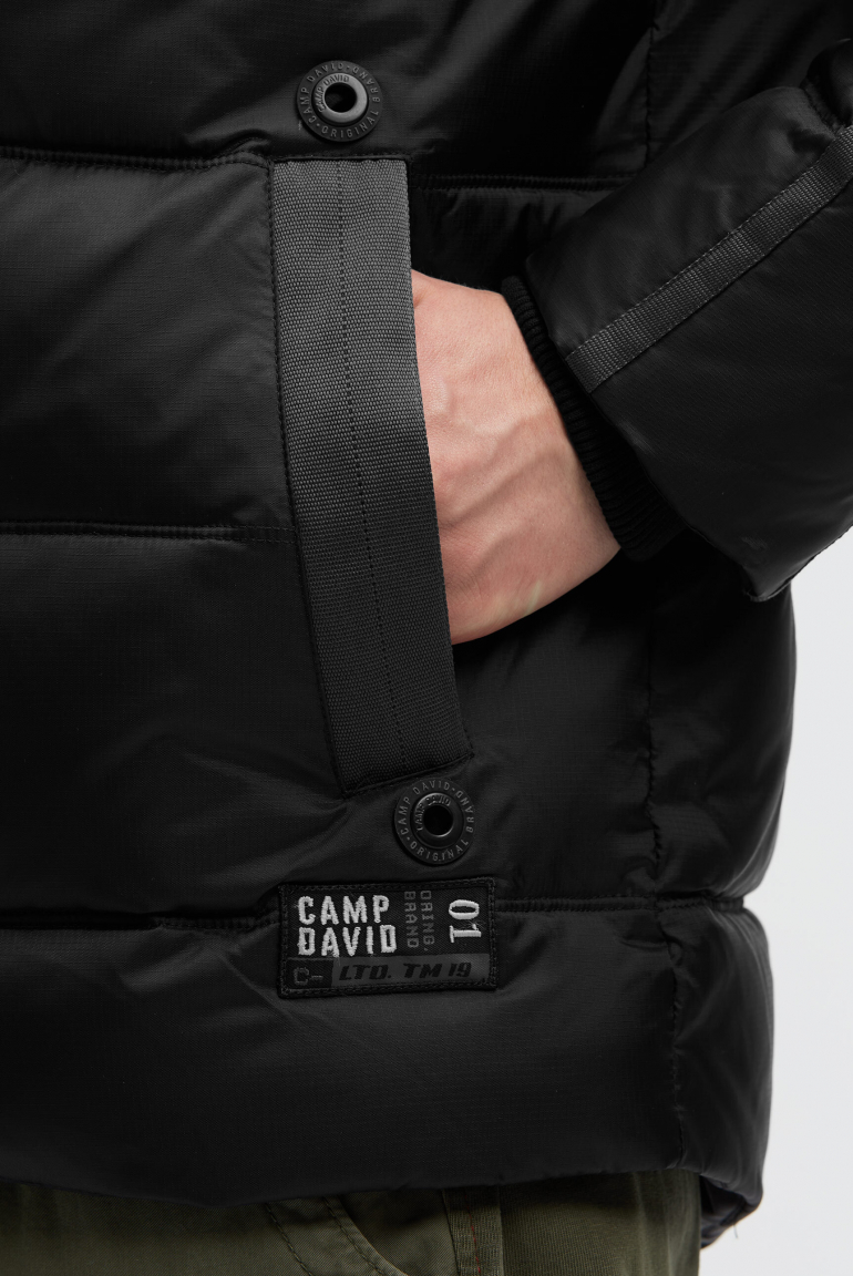 Lange Steppjacke mit Tapes, Patches und Kapuze