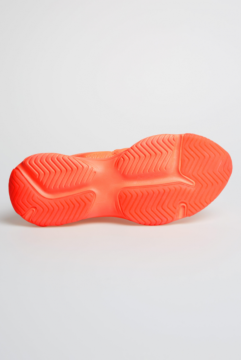 Sneaker Low im tonigen Materialmix