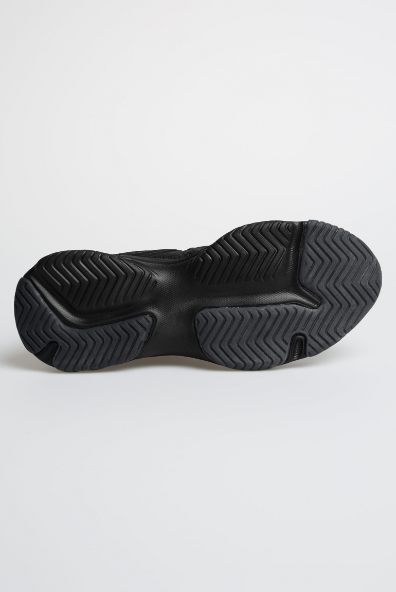 Sneaker Low im tonigen Materialmix