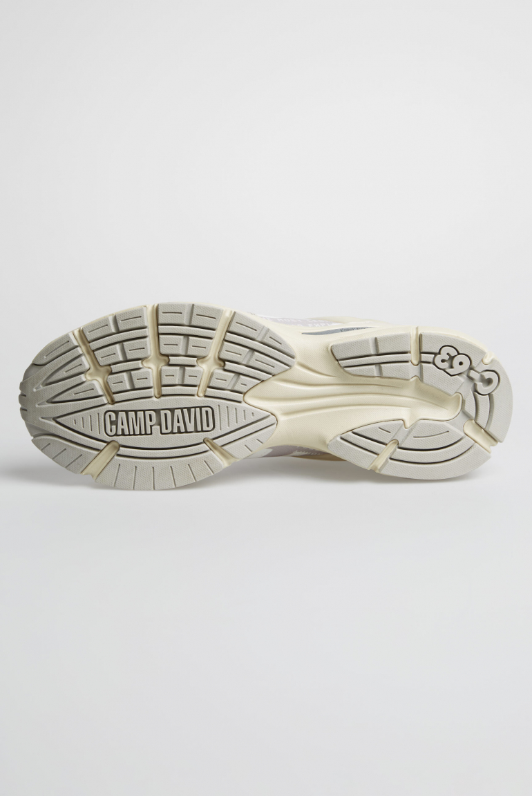 Sneaker mit Mesh- und Logo-Details