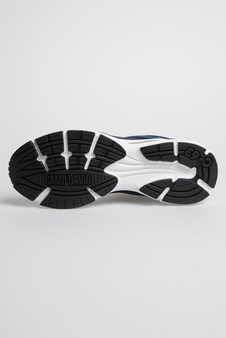 Sneaker mit Mesh- und Logo-Details