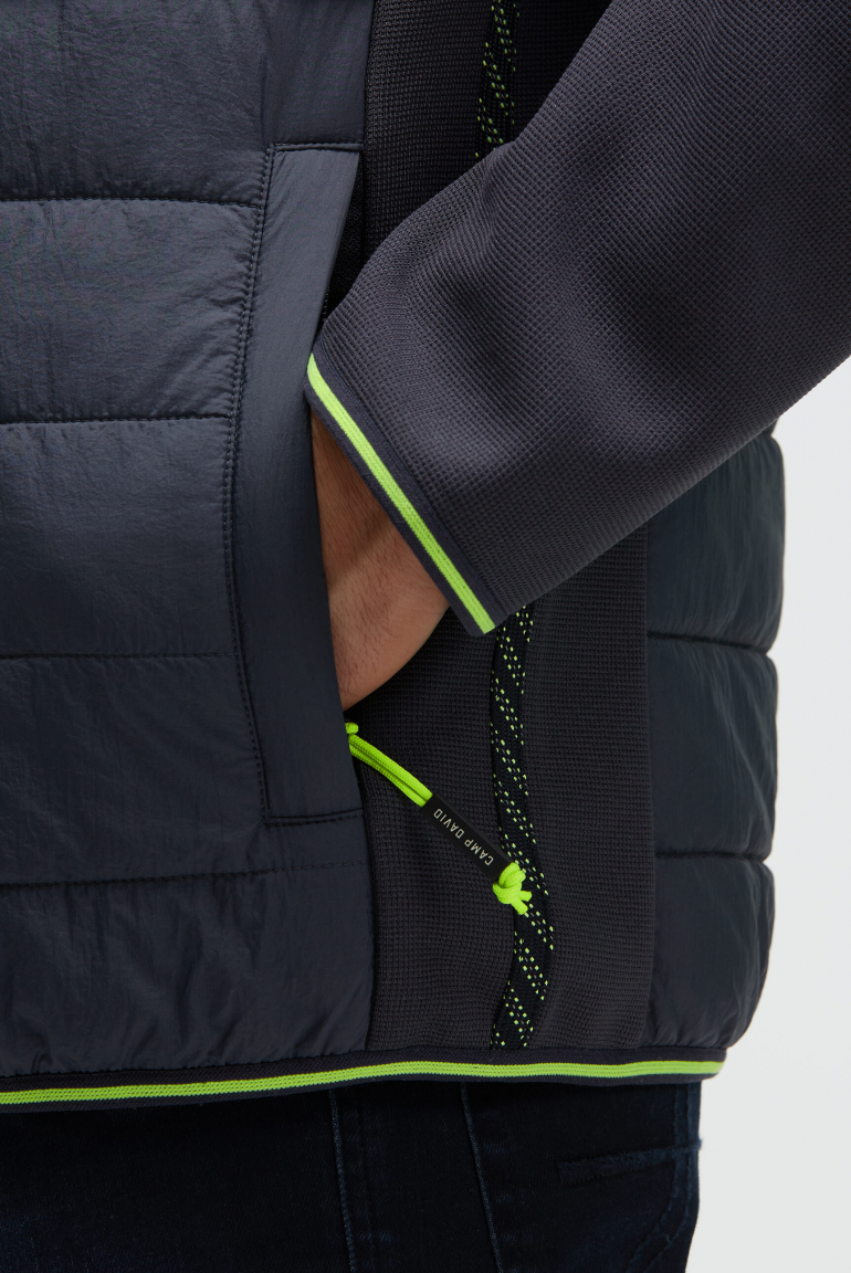 Strukturierte Fleecejacke im Materialmix