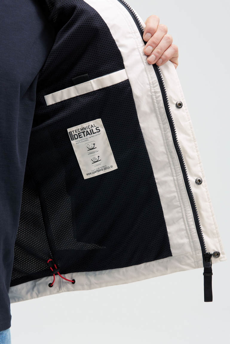 Wind- und Wetterjacke mit Kapuze