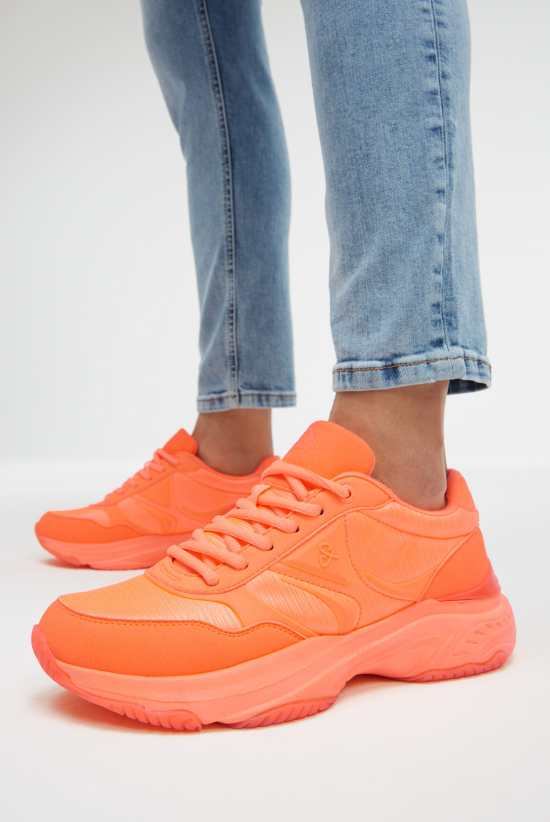 Sneaker Low im tonigen Materialmix