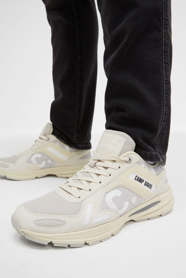 Sneaker mit Mesh- und Logo-Details