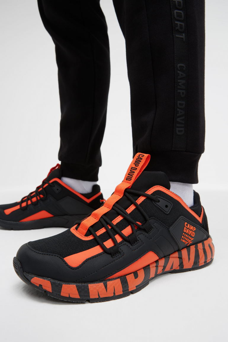 Urban Running Sneaker mit Logo Design