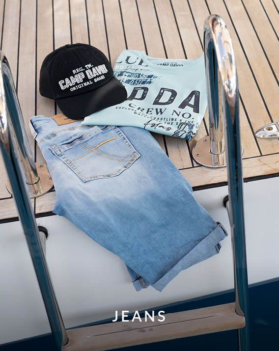 Jeans Outfit zusammengelegt auf dem Yachtboden