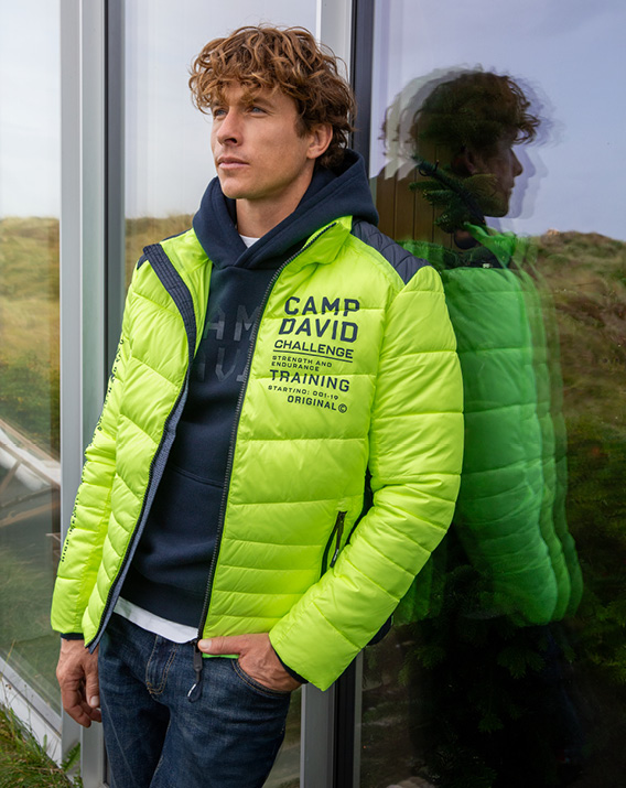 Model trägt Jacke und Hoodie