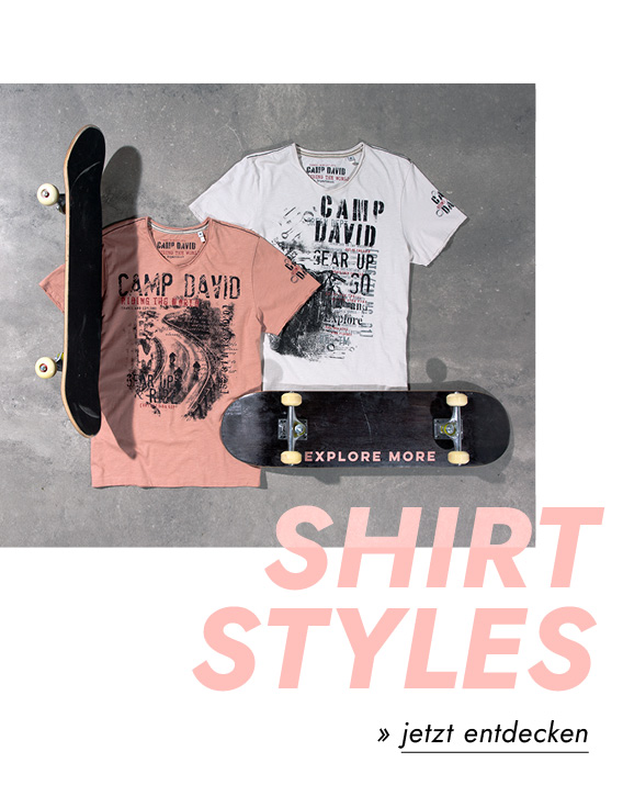 zwei T-Shirts mit Prints liegend mit Skateboards