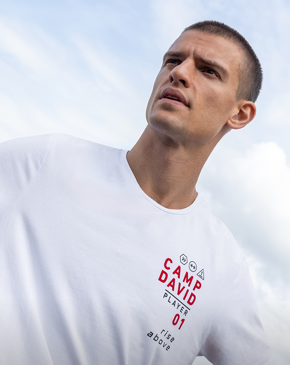 Model trägt weißes Sweatshirt mit Print