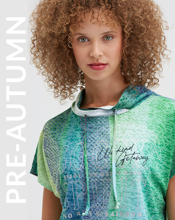 Model links trägt ein Shirt
