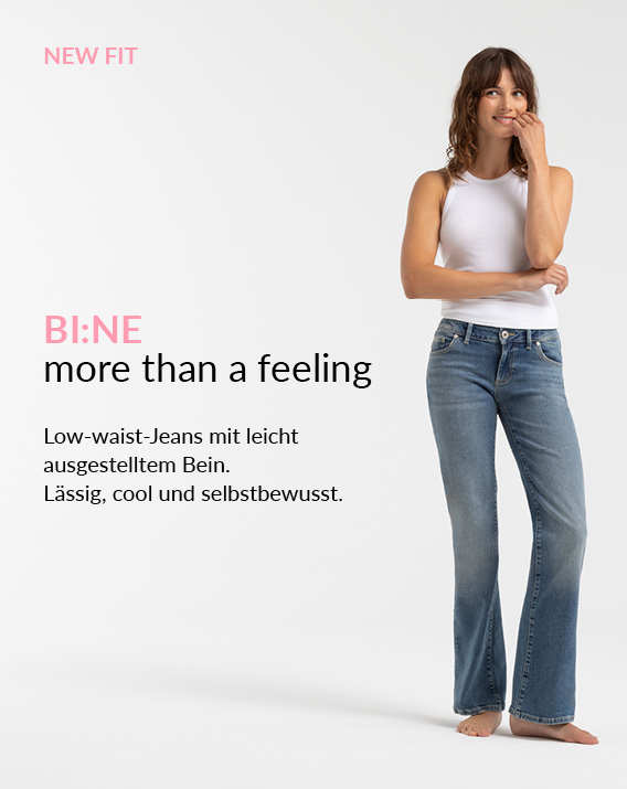 Model trägt BI:NE Jeans
