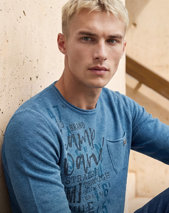 Model trägt Pullover