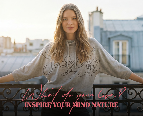 Model steht am Balkon und trägt die neue Kollektion