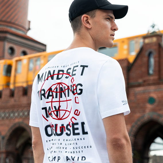Model trägt weißes Shirt mit Print