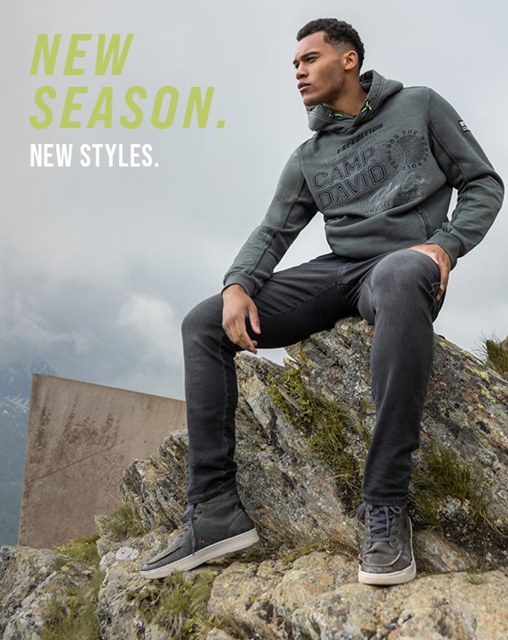 Model trägt Hoodie sitzend