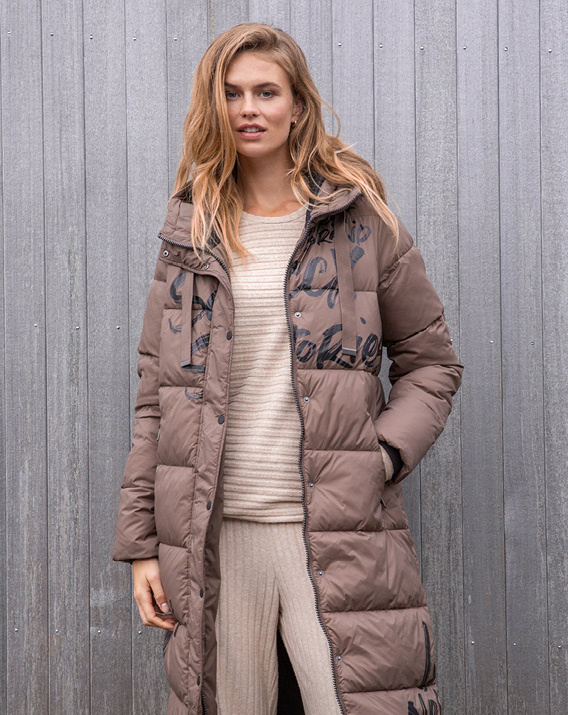 Model trägt Puffermantel