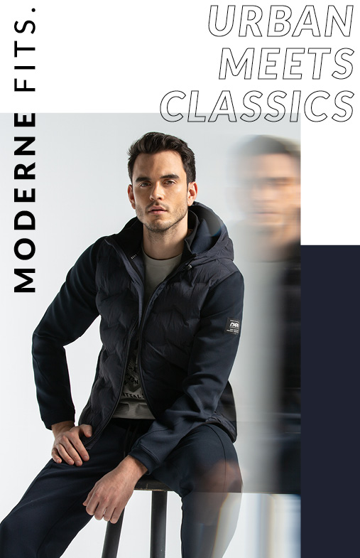 Model trägt dunkelblaue Jacke sitzend