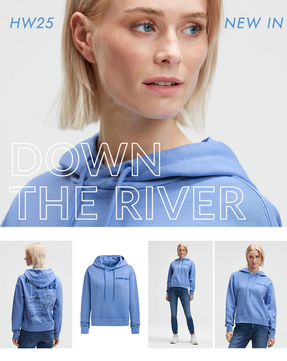 Model trägt Hoodie mit Rückenprint
