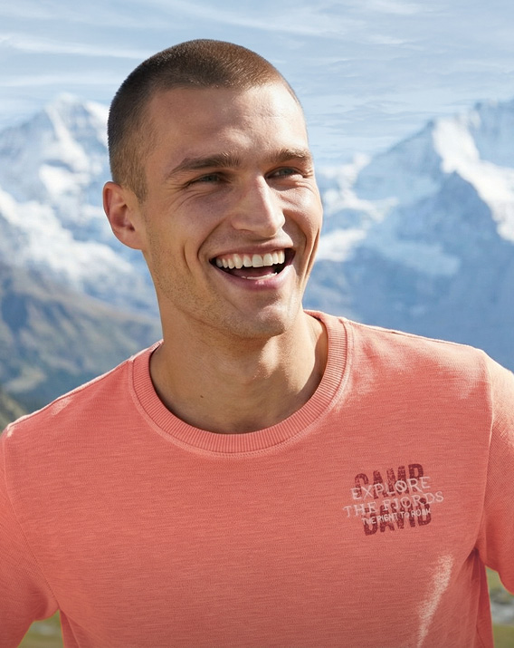 Model trägt Pullover