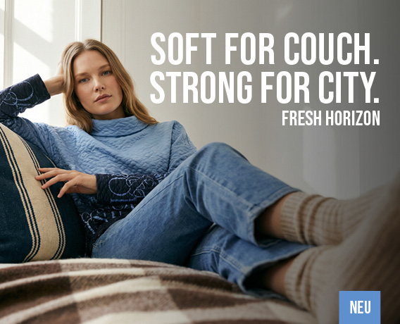 Model auf einer Couch