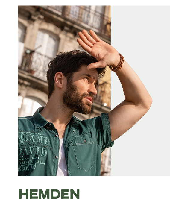 Model mit grünem Artwork Hemd blickt in die Ferne.