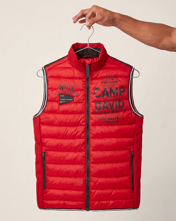 Rote Weste auf einem Bügel