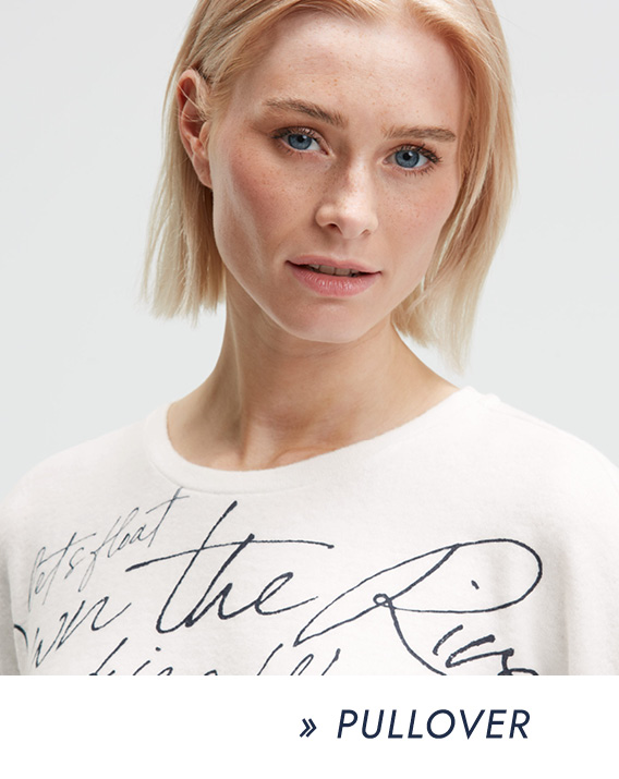 Model trägt weißen Pullover