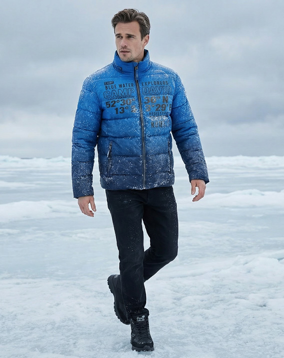 Model trägt eine blaue Winterjacke