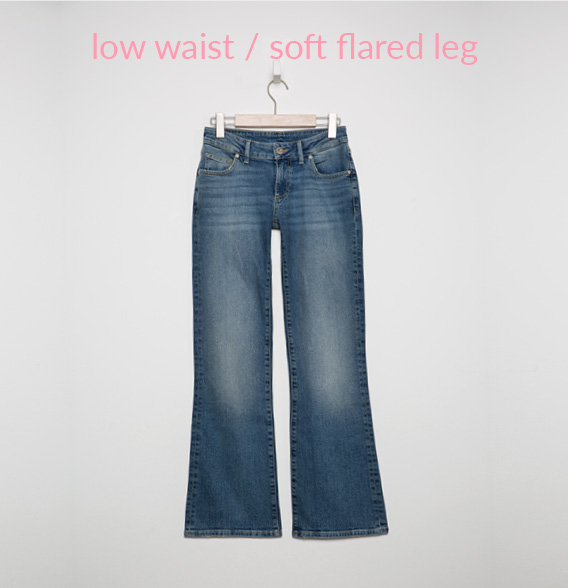 BI:NE Jeans hängt am Kleiderhaken 