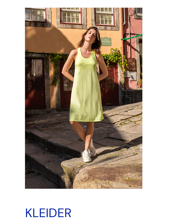 Model trägt ein gelbes Sommerkleid