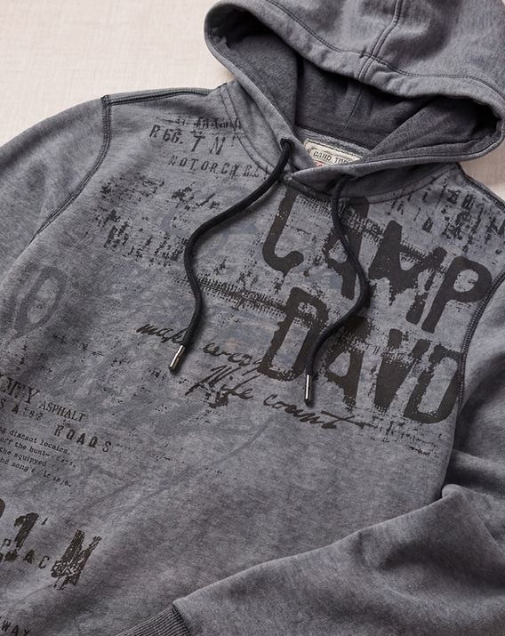 liegendes graues Sweatshirt