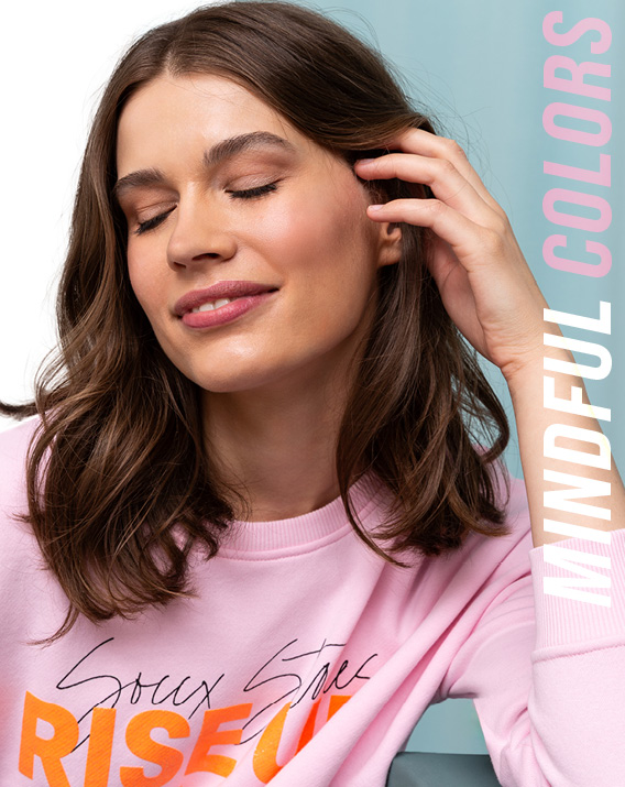 Model trägt pinkes Sweatshirt