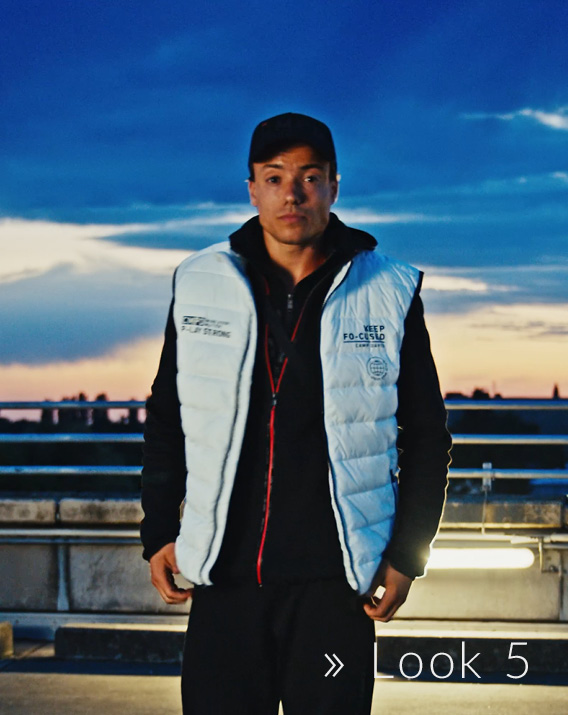 Model trägt dunkle Sweatjacke mit heller Weste drüber