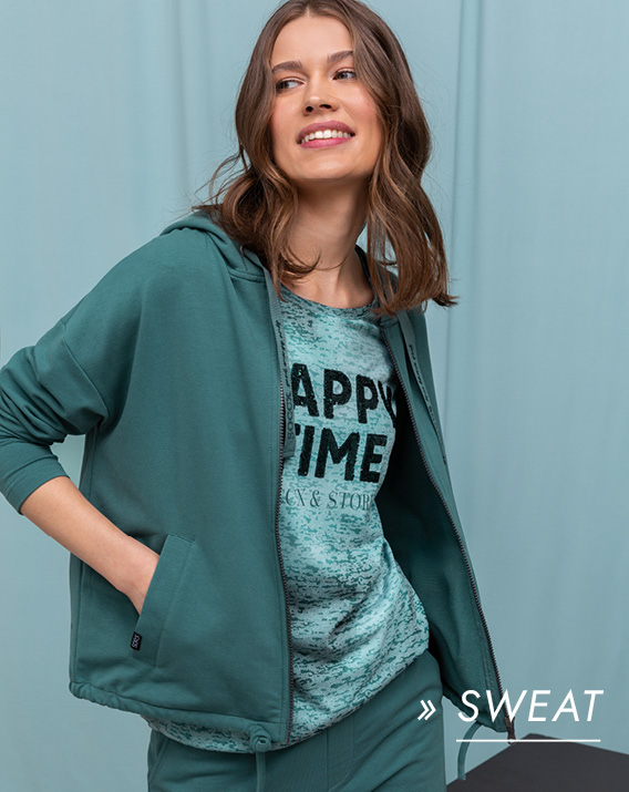 Model trägt Sweatjacke in türkis