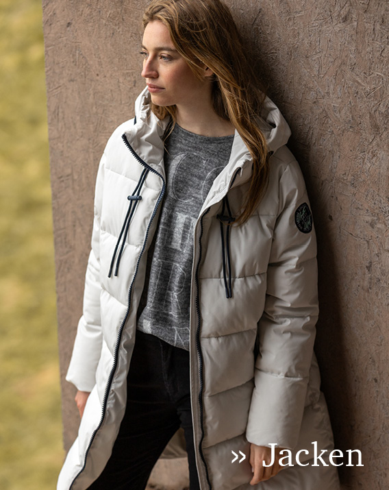 Model trägt hellen Steppmantel