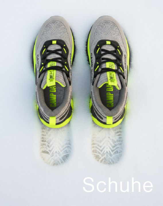 Schuhe liegen im Schnee