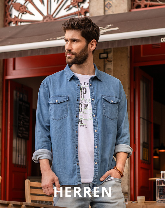 Männermodel trägt ein Jeanshemd.