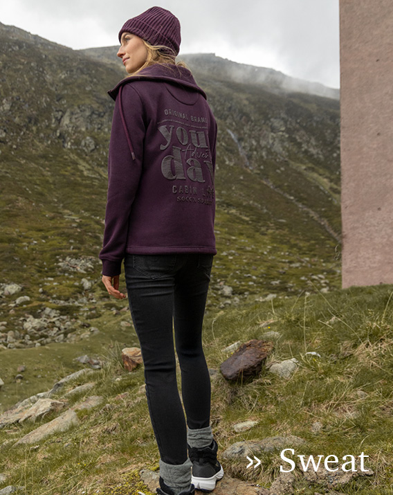 Model trägt Sweatjacke und Mütze 