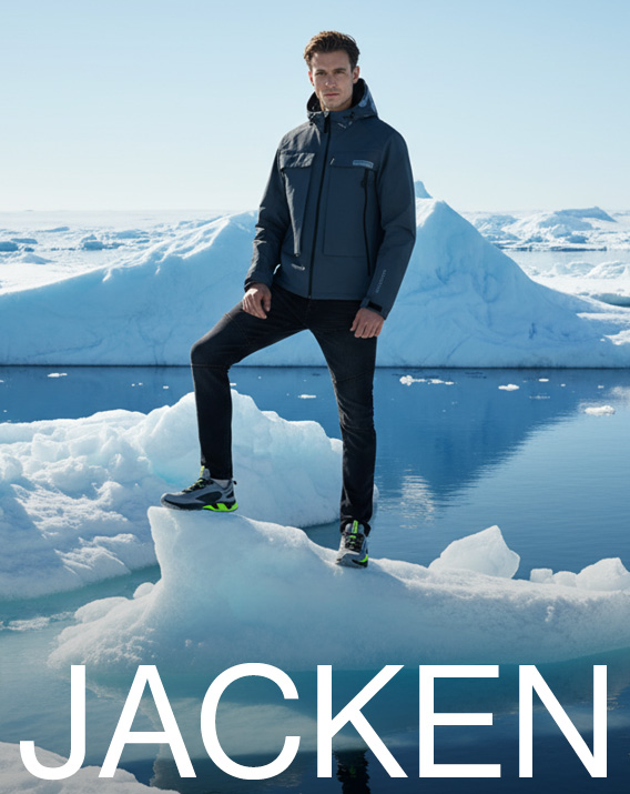 Model steht auf Eis im Meer und trägt eine blaue CAMP DAVID Jacke