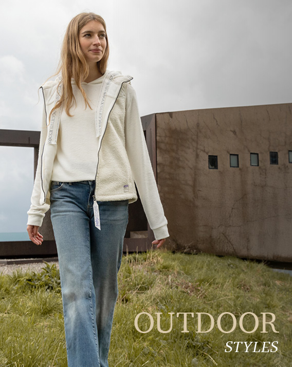 Model trägt helle Fleece-Weste